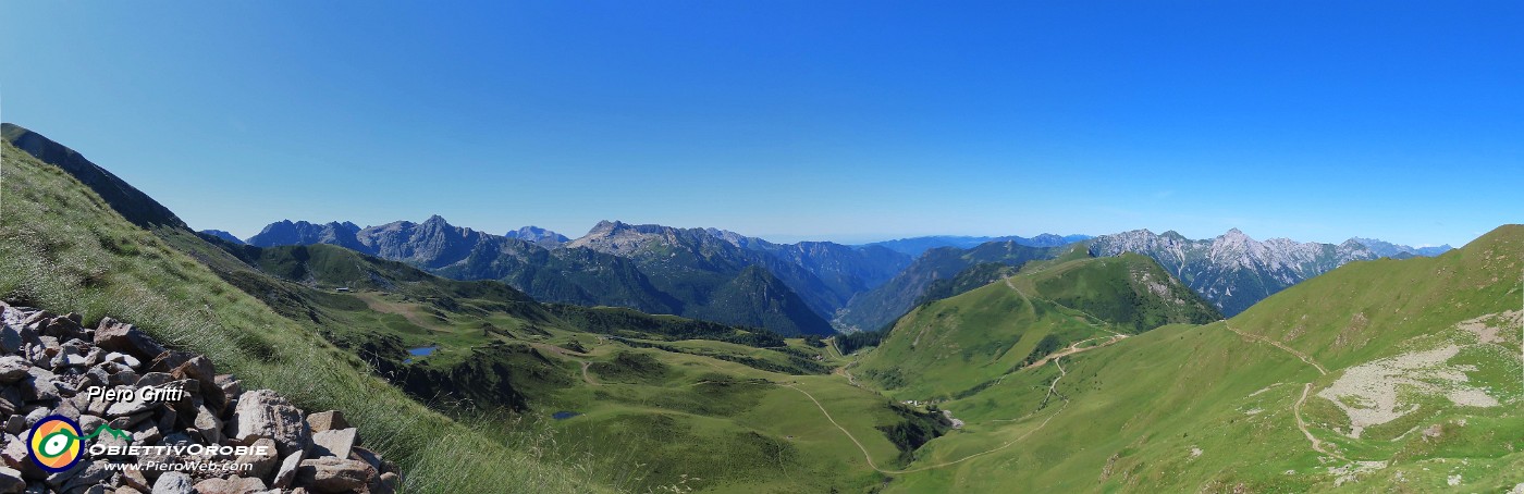 26 Ampia vista panoramica sulla Valle di Carisole , sulla dx il sent.204 dal Montebello al Lago Moro.JPG